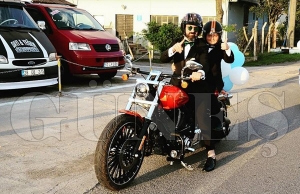 Oğlunun sünnet konvoyunu motosikletle yaptı Oğlunun sünnet konvoyunu motosikletle yaptı